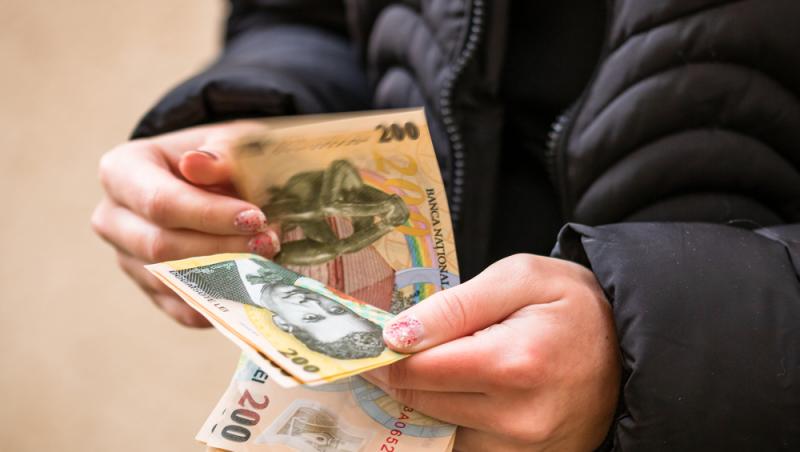 Cum au primit românii recomandarea de a păstra bani cash în casă. De ce susțin economiștii această practică