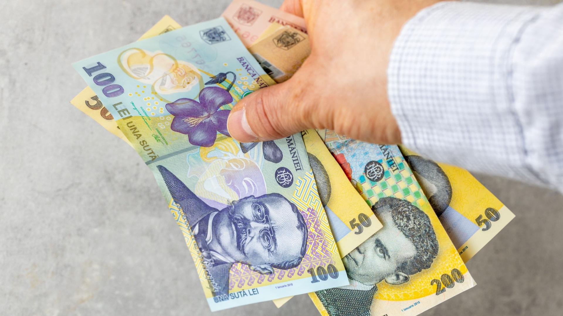 Cum au primit românii recomandarea de a păstra bani cash în casă. De ce susțin economiștii această practică