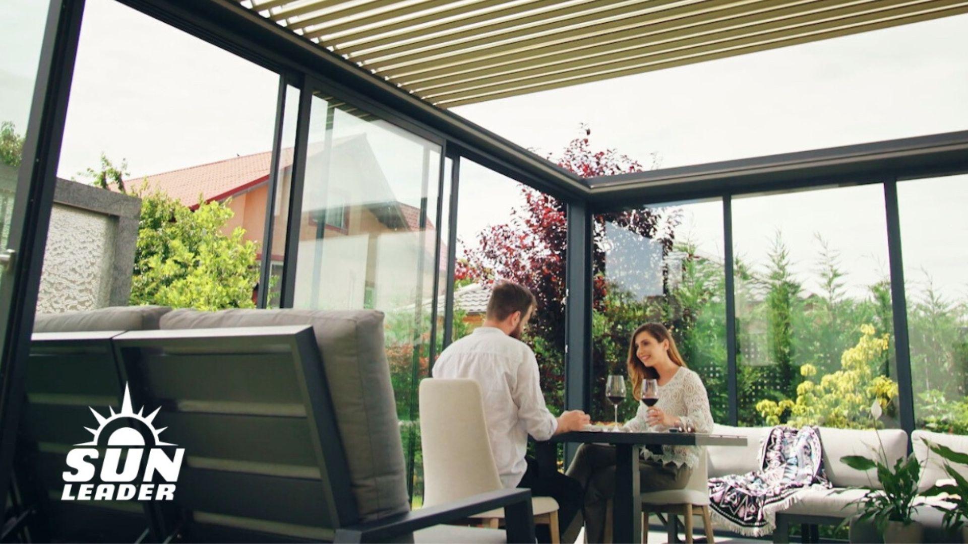 (P) Transformă-ți terasa &icirc;ntr-un lounge de toamnă: idei pentru un spațiu elegant cu sticlă glisantă