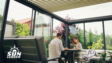 (P) Transformă-ți terasa într-un lounge de toamnă: idei pentru un spațiu elegant cu sticlă glisantă