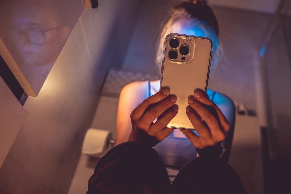 De ce nu trebuie să stai pe telefon când ești în baie. Riscul de sănătate la care puțini știu că se expun