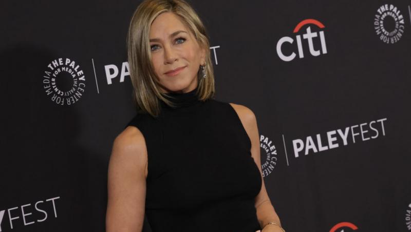 Jennifer Aniston îmbrăcată cu o rochie neagră, fără mâneci