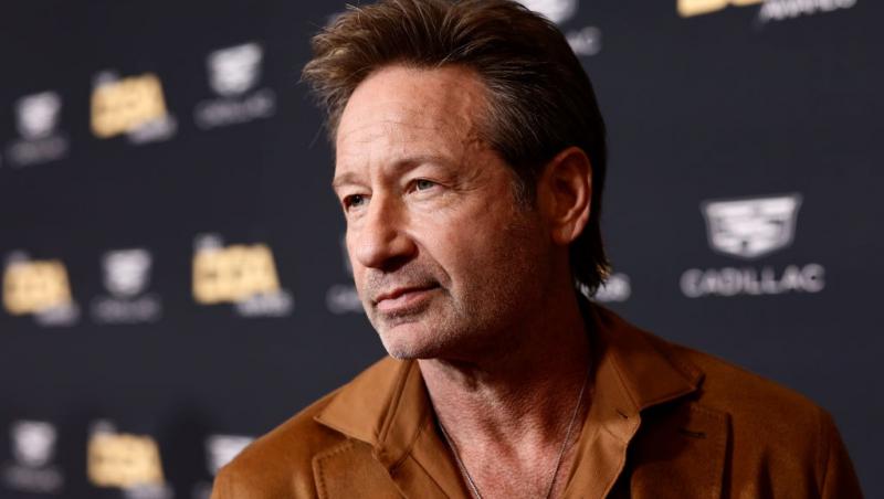 David Duchovny îmbrăcat cu un sacou maro elegant