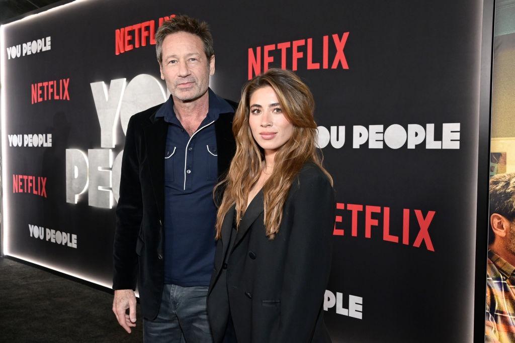 David Duchovny alături de soția lui, Monique Pendleberry, ambii îmbrăcați elegant
