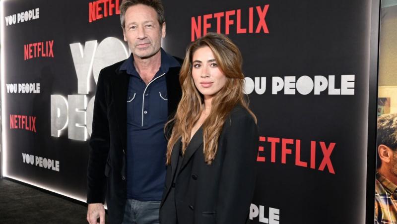 David Duchovny alături de soția lui, Monique Pendleberry, ambii îmbrăcați elegant