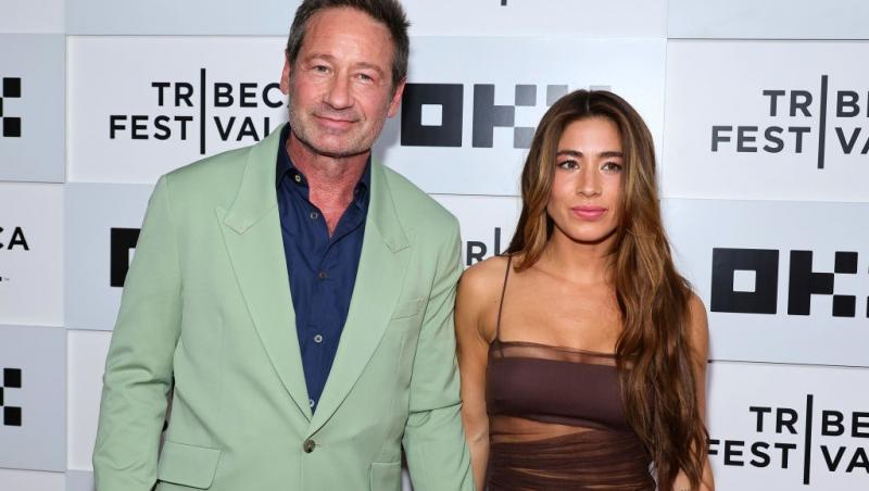 David Duchovny alături de soția lui, Monique Pendleberry, ambii îmbrăcați elegant