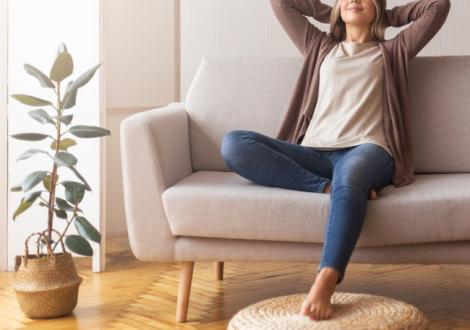 S-a așezat pe canapea ca în oricare altă zi, dar și-a rupt piciorul în două. Ce diagnostic neașteptat i-au pus medicii