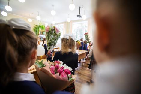 Ce flori se duc unei învățătoare în prima zi de scoală. Cum trebuie sa alegi