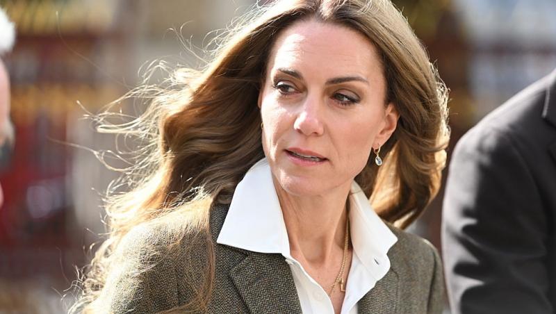 Kate Middleton îmbrăcată cu un sacou maro elegant