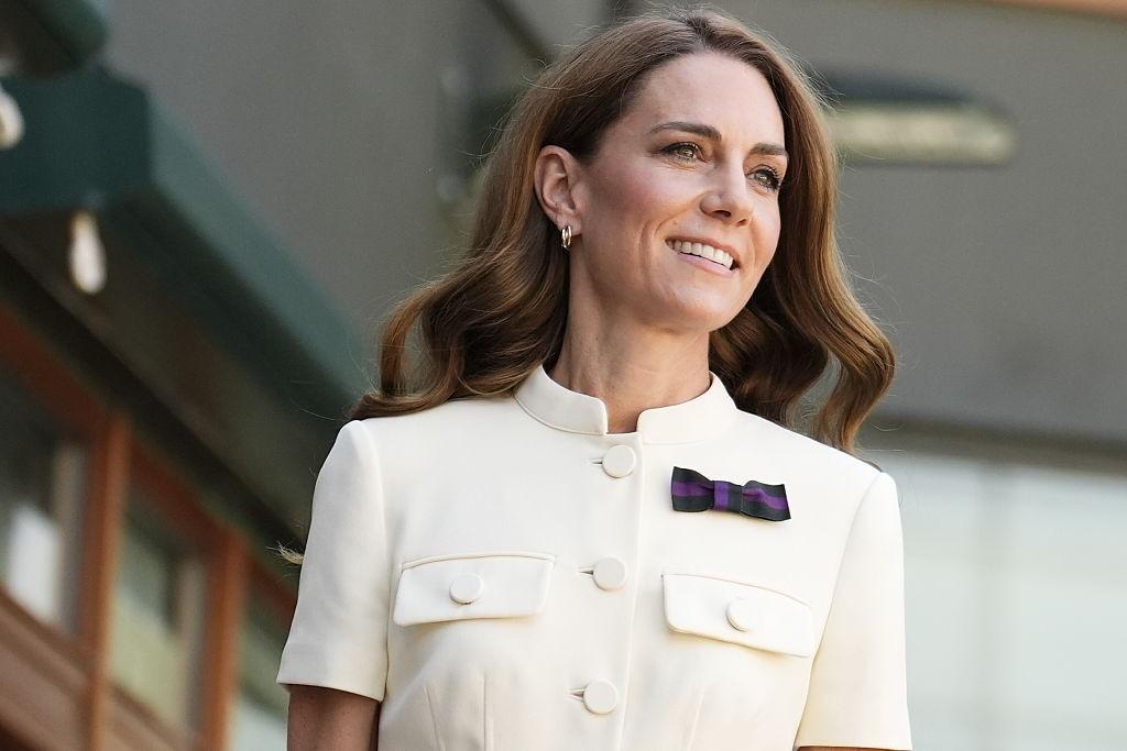 Kate Middleton îmbrăcată cu o ținută albă elegantă
