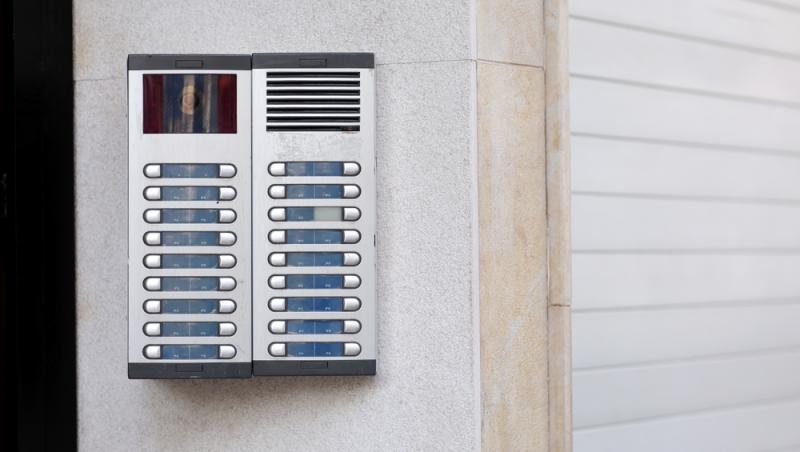 ”Farsă” în miezul nopții într-un bloc. Cine îi deranja pe locatari la interfon și ce au declarat autoritățile:„Foarte neliniştiţi”