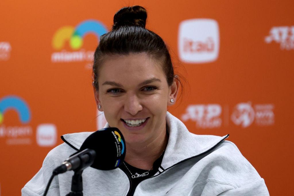 Simona Halep îmbrăcată cu o bluză gri, la o conferință de presă