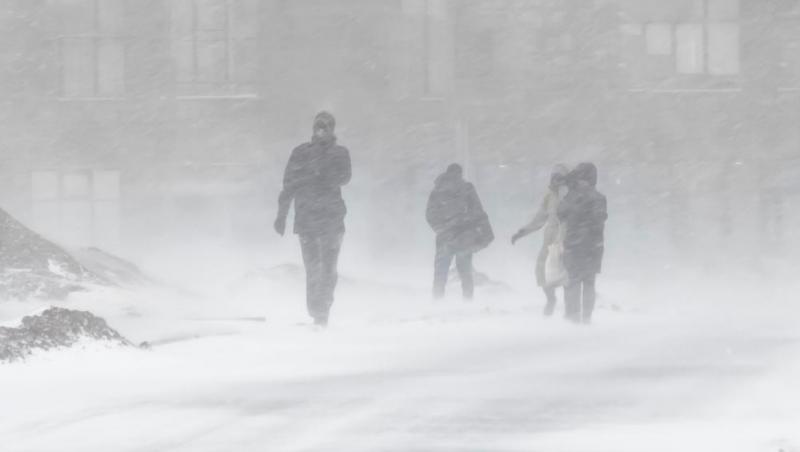 oameni &icirc;n viscol