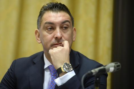 Cum arată Ilie Dumitrescu la v&acirc;rsta de 57 de ani, atunci c&acirc;nd renunță la haine și merge la piscină