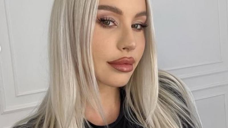 Carmen Grebenișan, ipostaza sexy, cu decolteul la vedere, în care s-a fotografiat la scurt timp după ce a devenit mamă