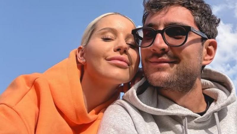 Carmen Grebenișan, ipostaza sexy, cu decolteul la vedere, în care s-a fotografiat la scurt timp după ce a devenit mamă