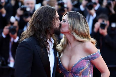 Heidi Klum și soțul cu 17 ani mai t&acirc;năr nu și-au putut dezlipi m&acirc;inile unul de pe altul &icirc;n public. Ce show au făcut la plajă