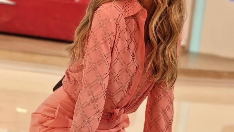 Diana Munteanu a sfidat frigul și s-a întins pe șezlongul plin de zăpadă, în costum de baie. Imaginile care i-au surprins pe fani