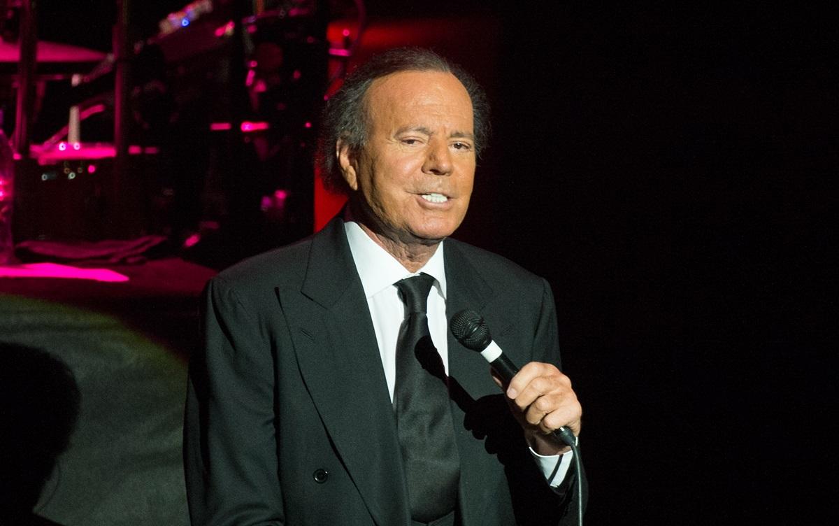 Julio Iglesias e acuzat de agresiune sexuală de către 2 foste angajate: &bdquo;Mă simțeam ca o sclavă&rdquo;