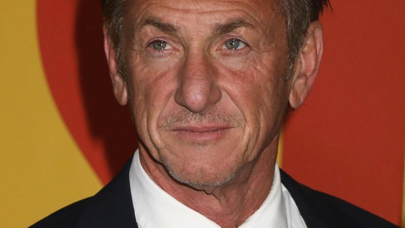 Sean Penn, sărut pasional în plină stradă cu moldoveanca misterioasă care i-a pus capac. Este mai tânără decât fiica lui