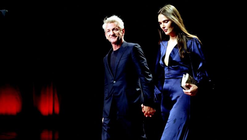 Sean Penn, sărut pasional în plină stradă cu moldoveanca misterioasă care i-a pus capac. Este mai tânără decât fiica lui