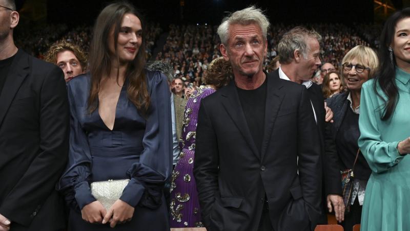 Sean Penn, sărut pasional în plină stradă cu moldoveanca misterioasă care i-a pus capac. Este mai tânără decât fiica lui