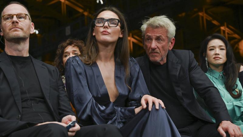 Sean Penn, sărut pasional în plină stradă cu moldoveanca misterioasă care i-a pus capac. Este mai tânără decât fiica lui