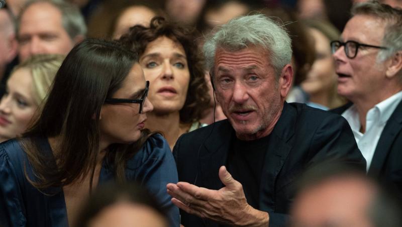 Sean Penn, sărut pasional în plină stradă cu moldoveanca misterioasă care i-a pus capac. Este mai tânără decât fiica lui