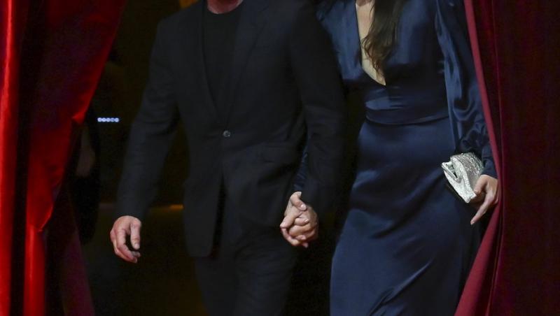 Sean Penn, sărut pasional în plină stradă cu moldoveanca misterioasă care i-a pus capac. Este mai tânără decât fiica lui