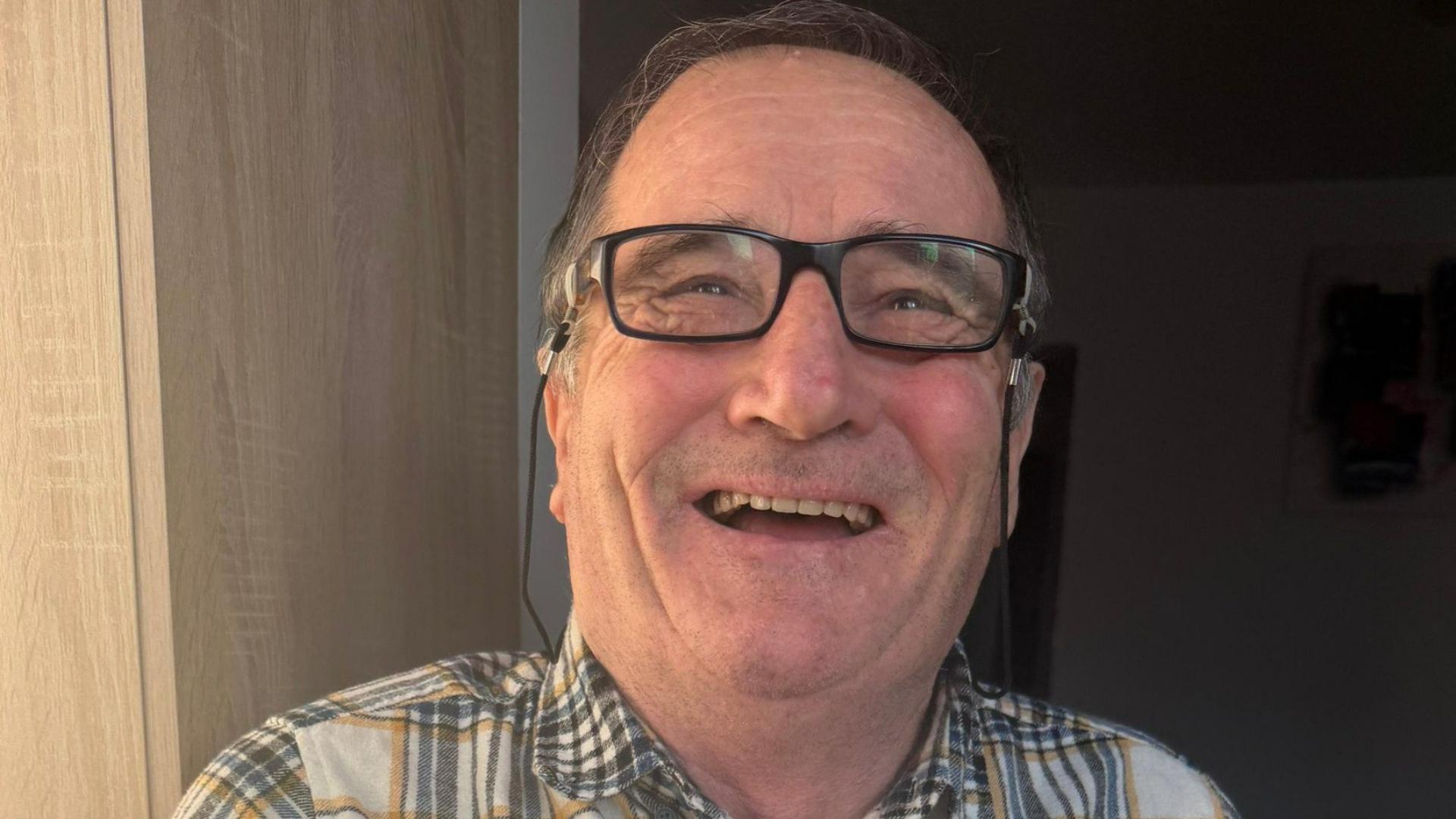 Un bărbat din Bacău a fost &icirc;nștiințat de DGASPC că a murit, deși trăiește. Cum a explicat instituța eroarea: &bdquo;Eu sunt &icirc;ncă aici&rdquo;