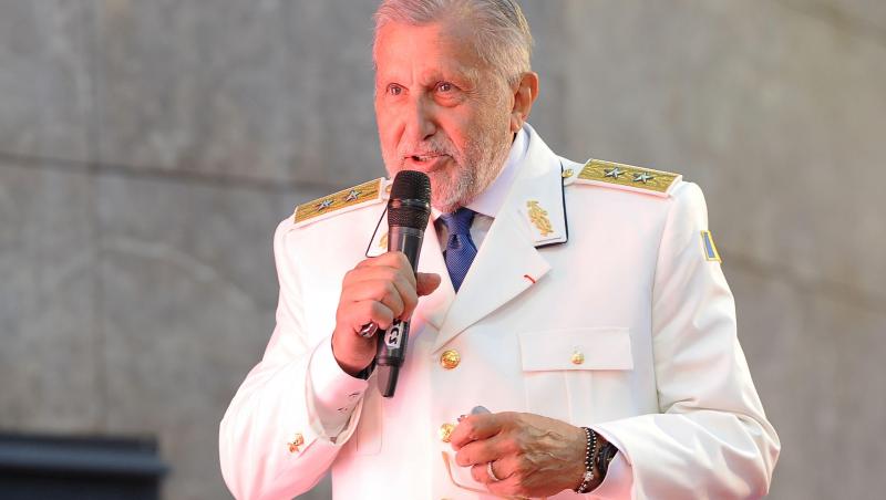 Ilie Năstase &icirc;ntr-o ținută albă, vorbind la microfon