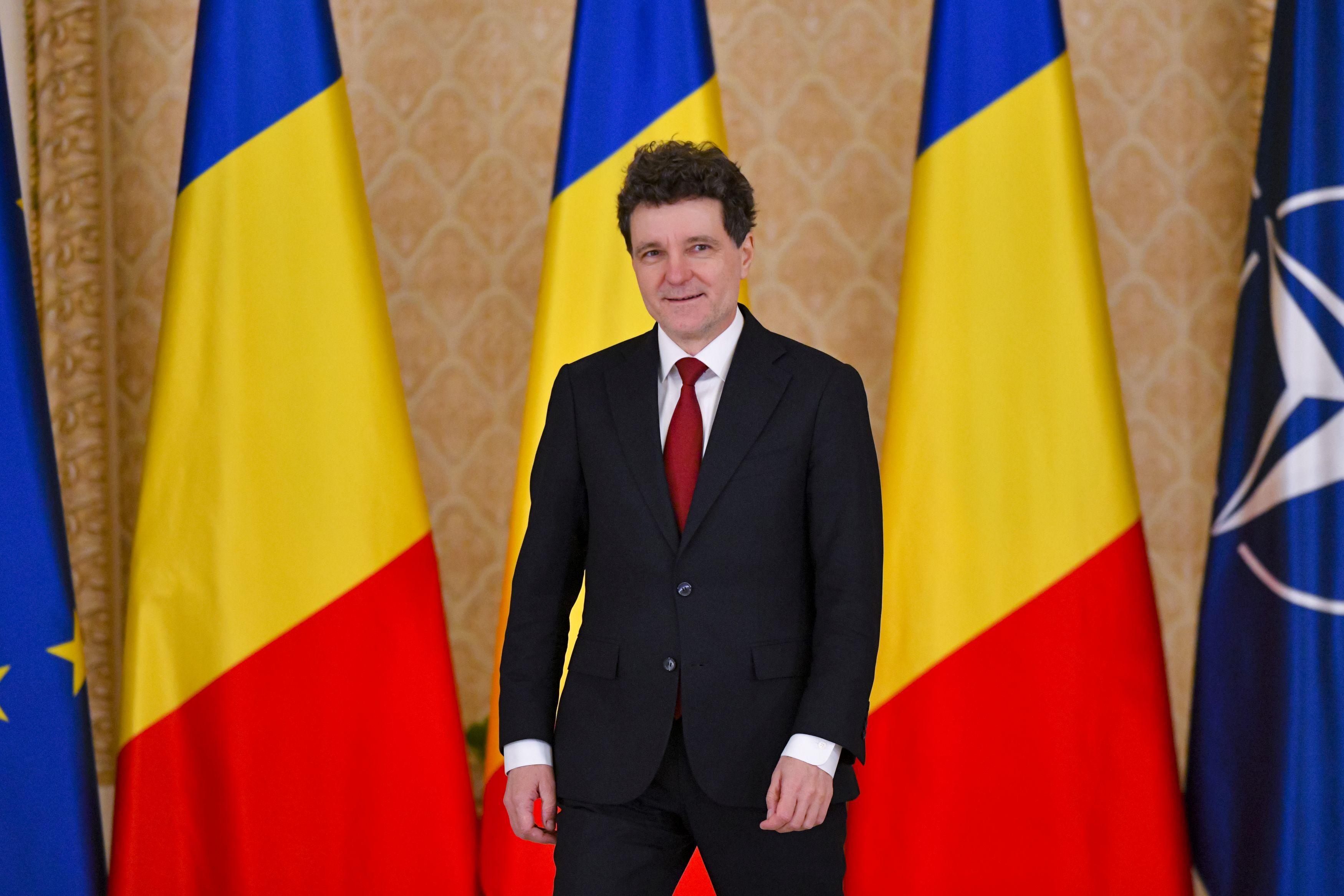 nicusor dan cu steagul romaniei in spate