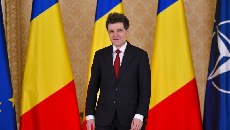 nicusor dan cu steagul romaniei in spate