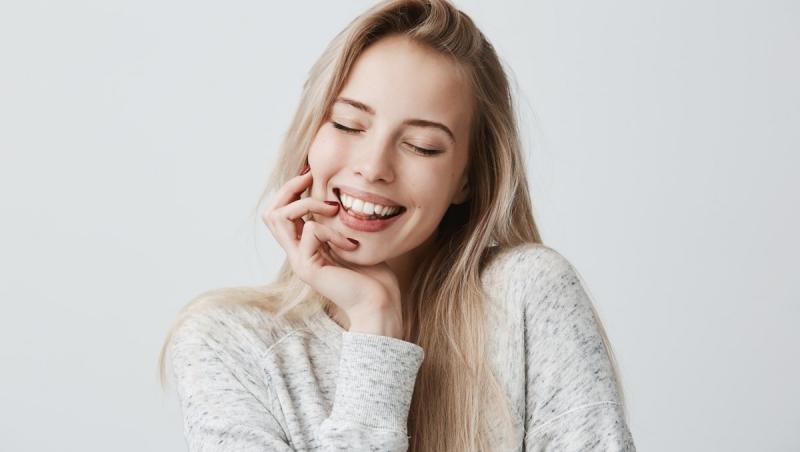 imagine cu femeie zambind