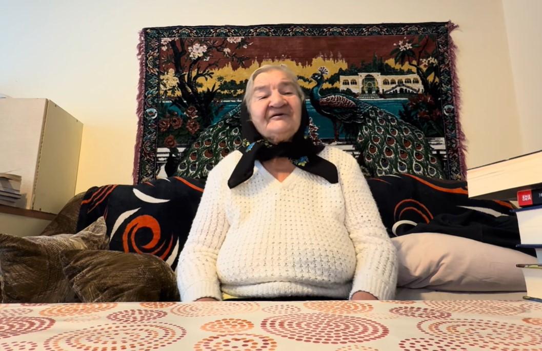 O bunică din Maramureș &icirc;n v&acirc;rstă de 84 de ani are mii de "nepoți". Cum e posibil și cum a ajuns virală pe internet