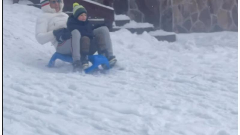 Imagini adorabile cu Ștefan Bănică și Alexandru, fiul cel mic, pe derdeluș. Cum i-a surprins Lavinia Pîrva: „Tati, hai că poți”