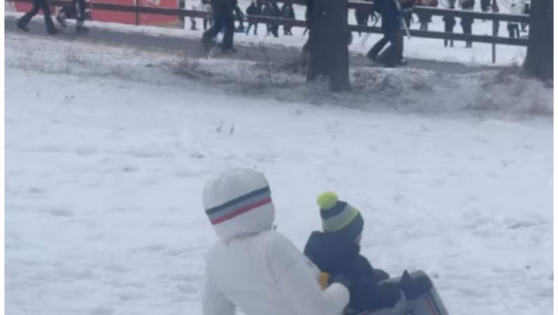 Imagini adorabile cu Ștefan Bănică și Alexandru, fiul cel mic, pe derdeluș. Cum i-a surprins Lavinia Pîrva: „Tati, hai că poți”