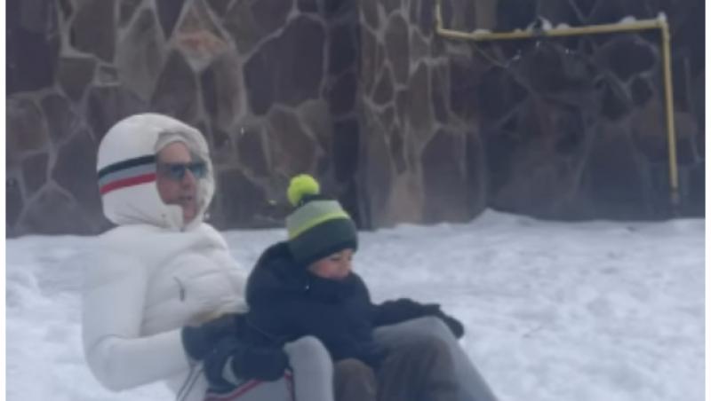 Imagini adorabile cu Ștefan Bănică și Alexandru, fiul cel mic, pe derdeluș. Cum i-a surprins Lavinia Pîrva: „Tati, hai că poți”