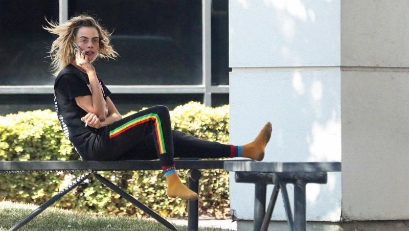 Cara Delevingne, &icirc;n septembrie 2022, l&acirc;ngă aeroportul din Los Angeles