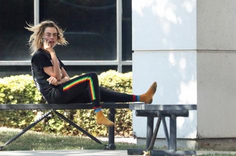 La 4 ani de la aceste imagini s-a pus pe picioare. Cum a impresionat Cara Delevingne la cea mai recentă apariție