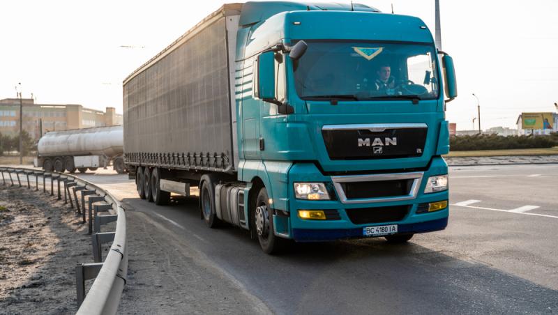 Criza de șoferi de TIR în România îi atrage pe asiatici să aleagă țara noastră. Ce salarii primesc