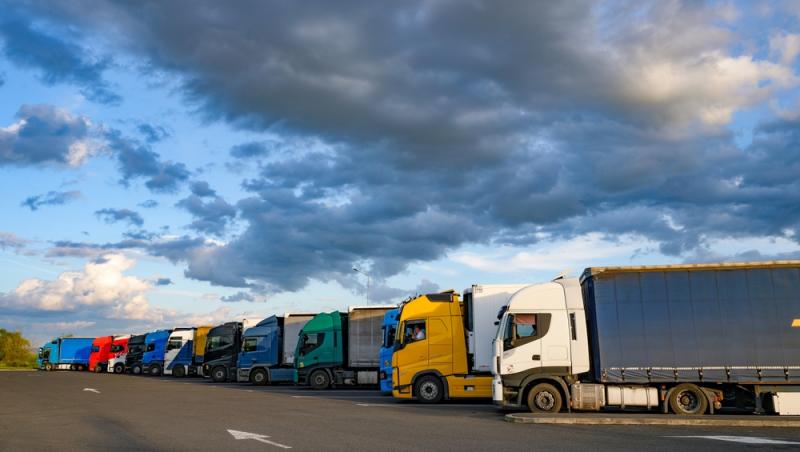 Criza de șoferi de TIR în România îi atrage pe asiatici să aleagă țara noastră. Ce salarii primesc