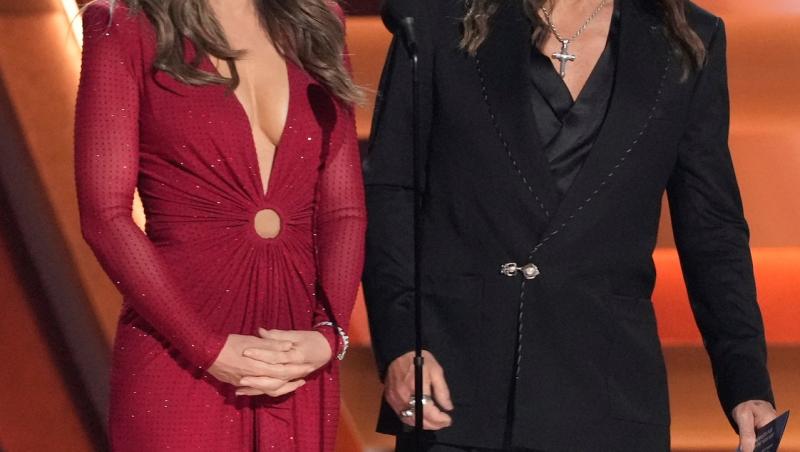 Cum arată Elizabeth Hurley în costum de baie la 60 de ani. Ipostazele incendiare în care s-a fotografiat la început de an