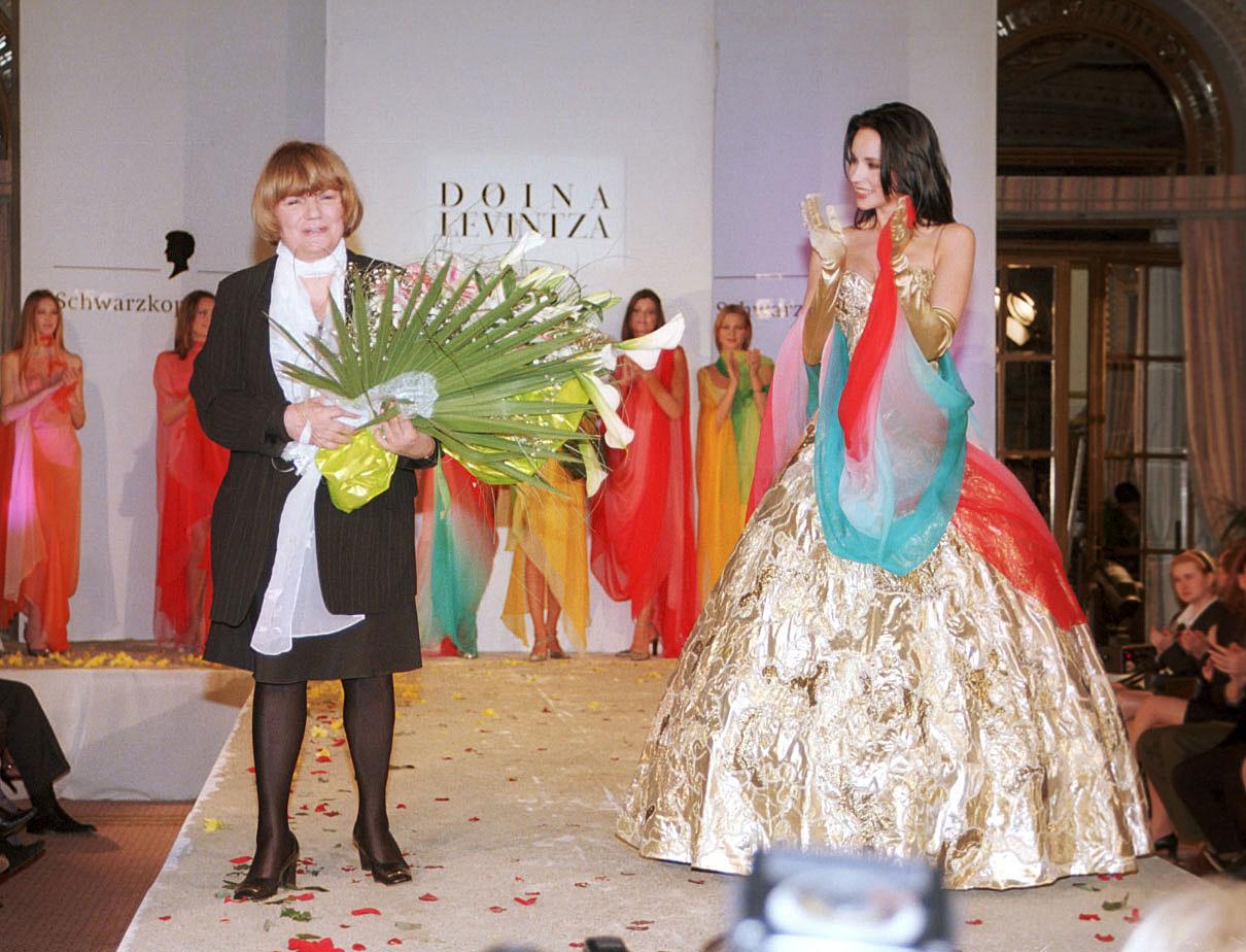 imagine cu doina levintza si andreea marin pe o scena