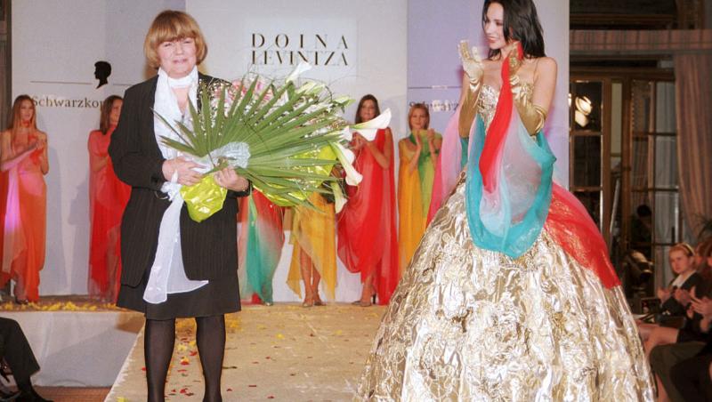 imagine cu doina levintza si andreea marin pe o scena