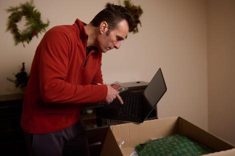 Ce&nbsp;este &bdquo;brushingul&rdquo;, un nou tip de &icirc;nșelătorie prin colete! Cum să te ferești de ea și cum afli dacă ești deja victimă