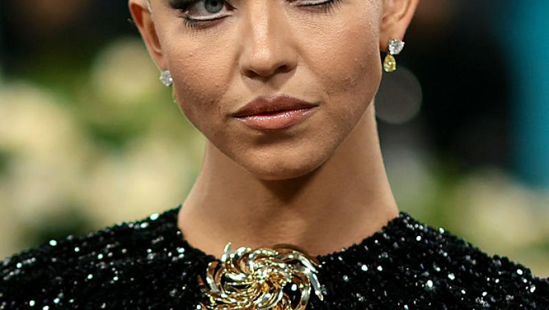 Sydney Sweeney a pozat nud, acoperită doar de vopsea aurie. Imaginile momentului cu cea mai râvnită blondă din showbiz