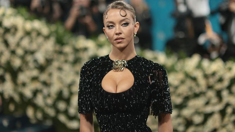 Sydney Sweeney a pozat nud, acoperită doar de vopsea aurie. Imaginile momentului cu cea mai râvnită blondă din showbiz