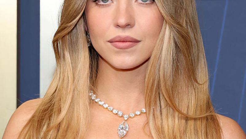 Sydney Sweeney a pozat nud, acoperită doar de vopsea aurie. Imaginile momentului cu cea mai râvnită blondă din showbiz