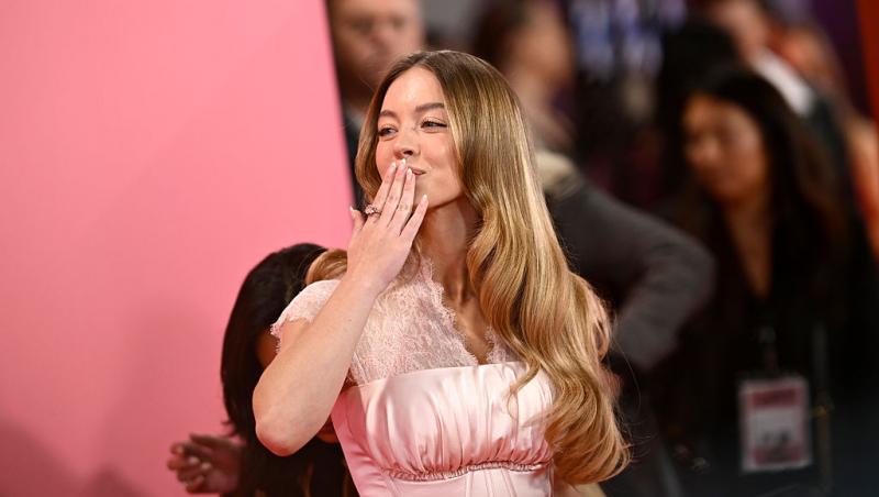 Sydney Sweeney a pozat nud, acoperită doar de vopsea aurie. Imaginile momentului cu cea mai râvnită blondă din showbiz